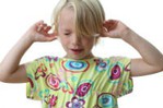 Barn der holder sig for ørene. Foto: Colourbox.dk